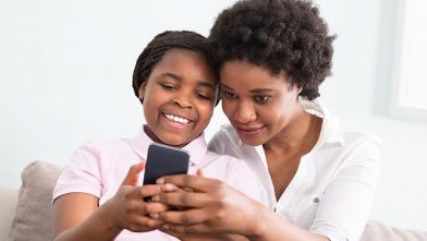 mother-with-kids-look-at-phone